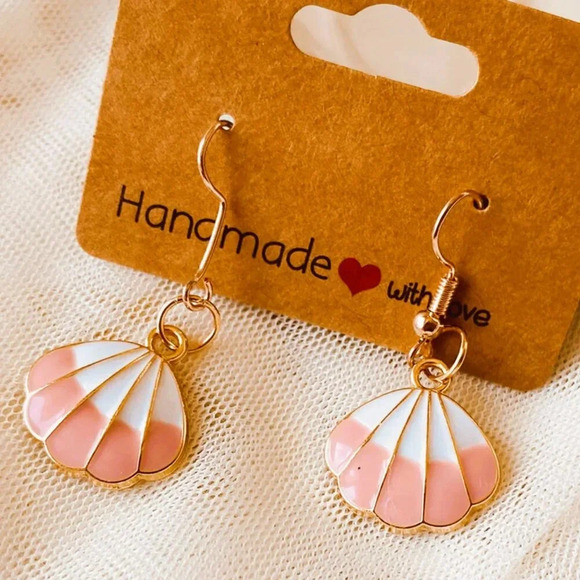Cute Pink Enamel shell design Fashion earrings - Picture 1 of 4